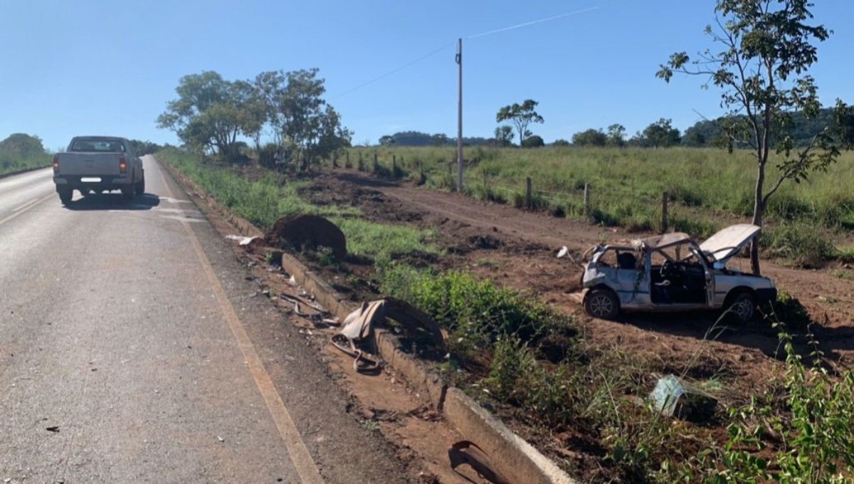 Adolescente grávida morre após carro ser atingido por caminhonete na MG-400, em Buritis