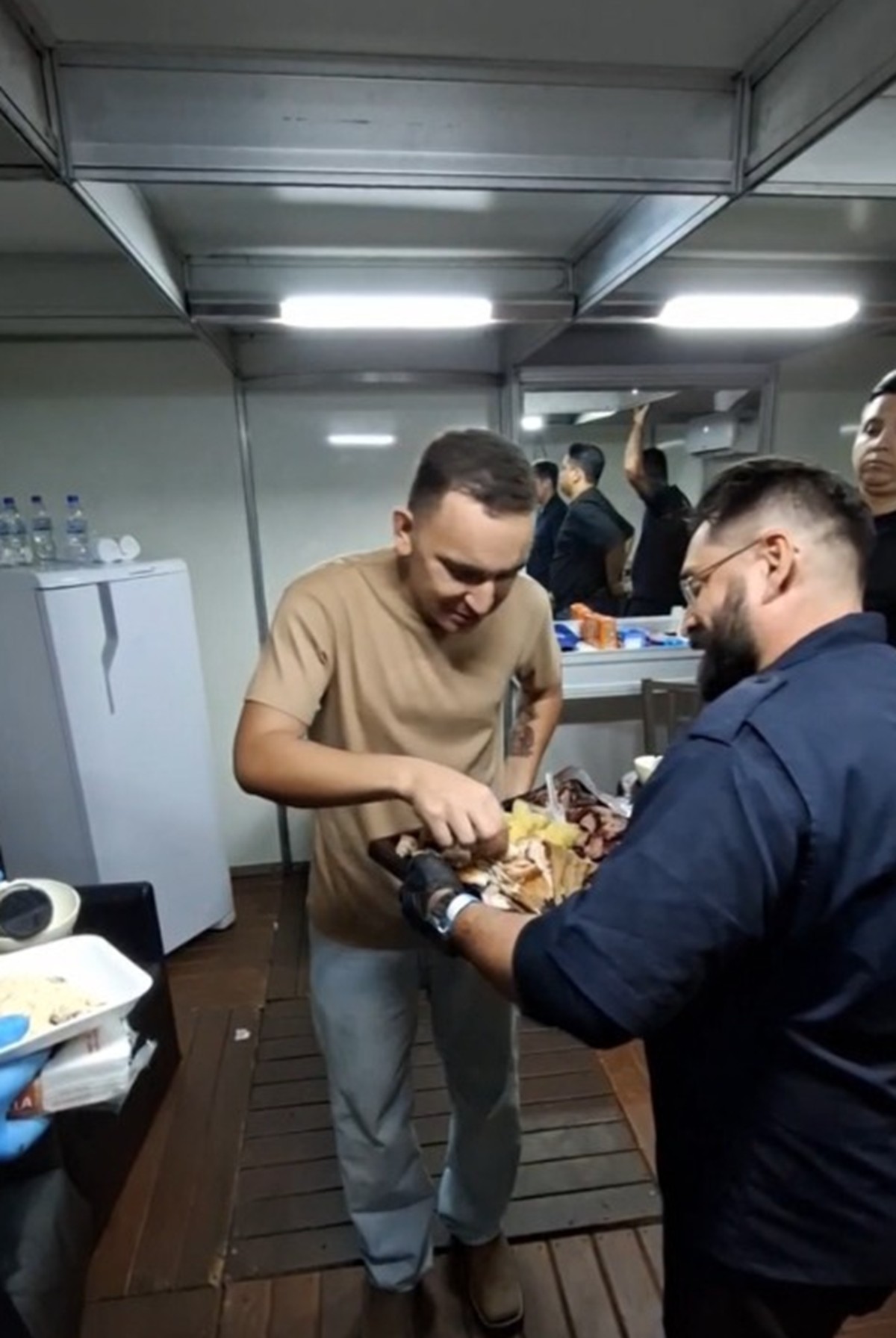 Banquete pantaneiro: João Gomes experimenta carnes de jacaré e avestruz após show em MS