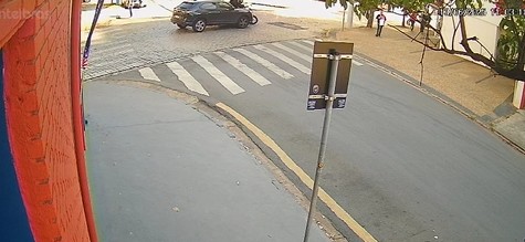 VÍDEO: carro atinge moto e lança motociclista sobre capô em cruzamento de Campinas