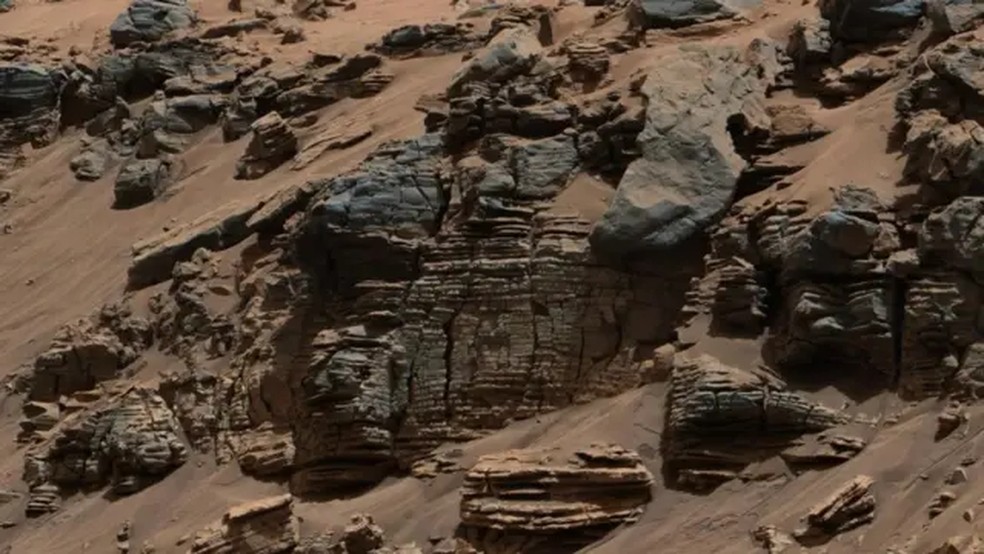 Existem restos de lagos encontrados na superfície de Marte, mas a água que sobrou deles, agora, fica nas profundezas do subterrâneo. — Foto: Nasa