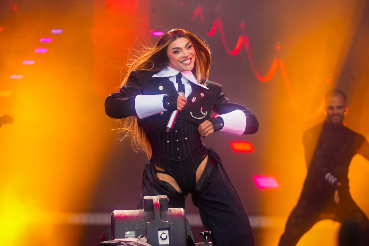 Pabllo Vittar improves show by singing for the first time with a band at The Town after pressure from fans