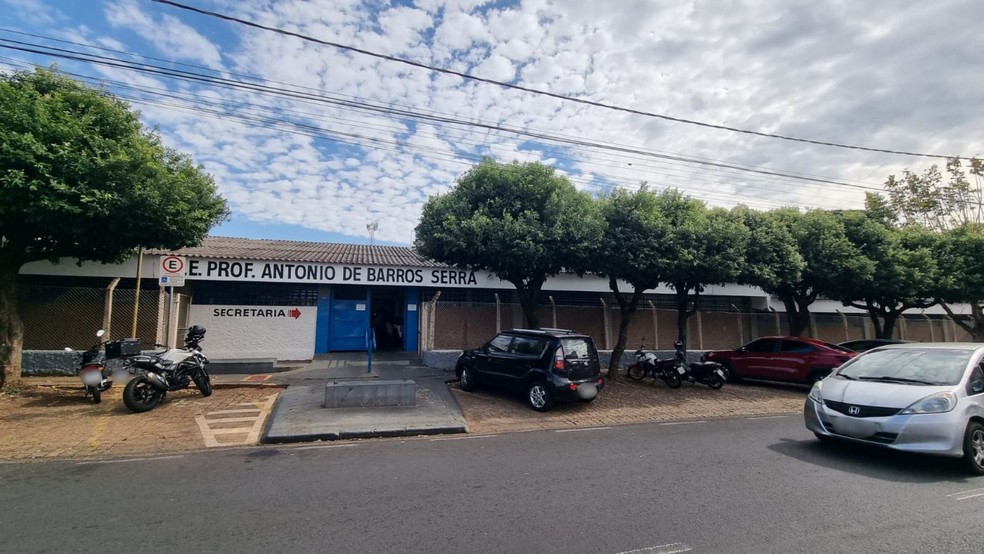 Escola Estadual Professor Antônio de Barros Serra, no bairro Boa Vista em São José do Rio Preto (SP) — Foto: Kelly Borges/TV TEM