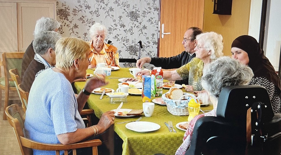Refeição feita pelo grupo que divide uma residência — Foto: Divulgação