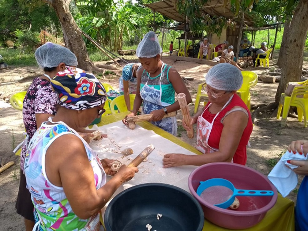 Quebradeiras de coco preparam o hambúrguer de babaçu — Foto: Divulgação / Embrapa
