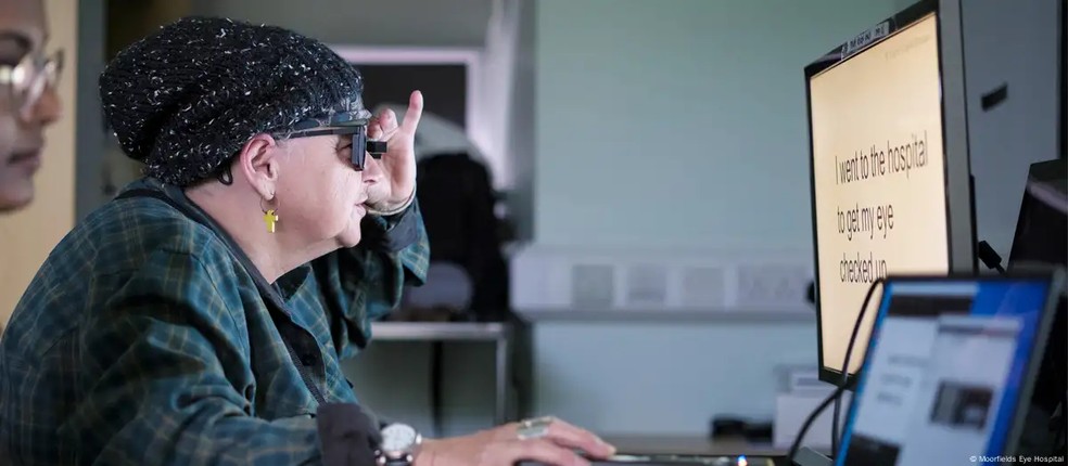 Paciente passa por treinamento para usar o sistema Prima no Moorfields Eye Hospital, no Reino Unido. — Foto: Moorfields Eye Hospital