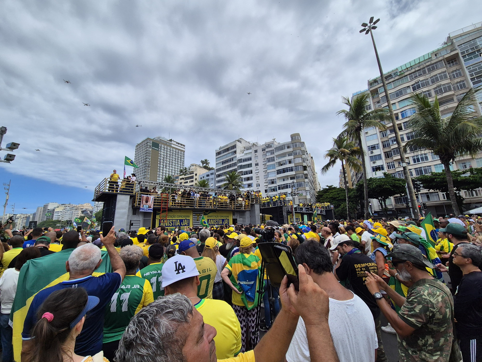 Manifestação em Copacabana pede anistia para envolvidos nos atos de 8 de janeiro — Foto: Betinho Casas Novas / TV Globo