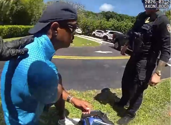 Polícia divulga novo vídeo de Tiger Woods após acidente de carro: 'Eu estava olhando o celular' 