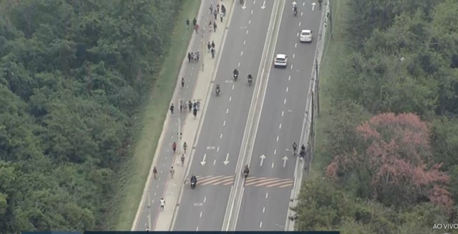 Megaoperação: sem ônibus, cariocas voltam para casa a pé na Zona Oeste; trabalhador relata caminhada de 5km
