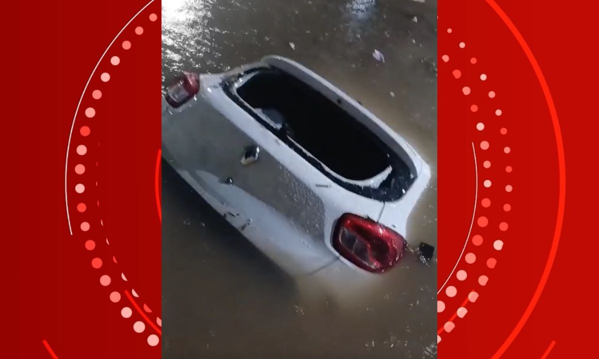 Motorista por aplicativo salva passageiros após carro cair em buraco de obra durante alagamento em Salvador