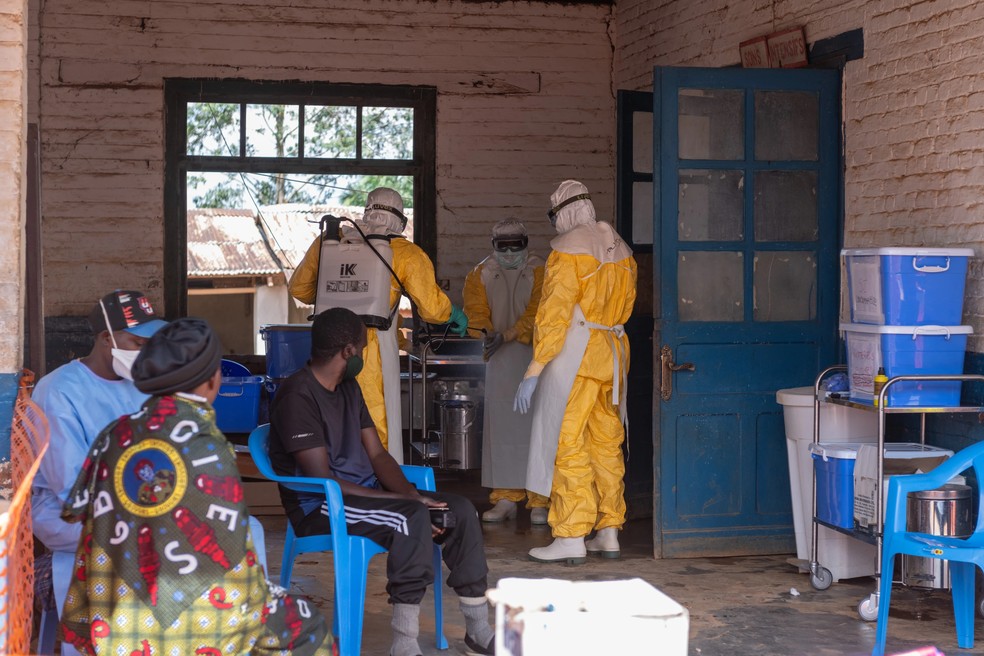 Profissionais de saúde se preparam para iniciar o turno no centro de tratamento de Mongbwalu, no Congo, na sexta-feira, 5 de junho de 2026 — Foto: AP/Moses Sawasawa