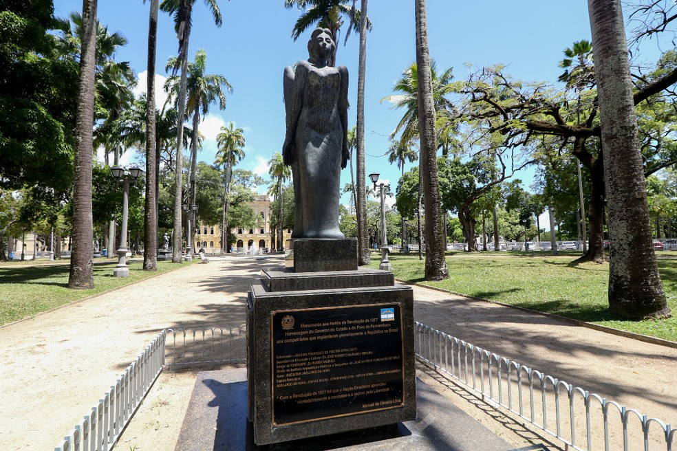 Monumento aos Heróis da Revolução de 1817, na Praça da República, no Recife — Foto: Marlon Costa/Pernambuco Press