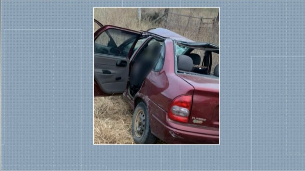 Carro capota, deixa um morto e três feridos na Paraíba — Foto: Reprodução/TV Paraíba