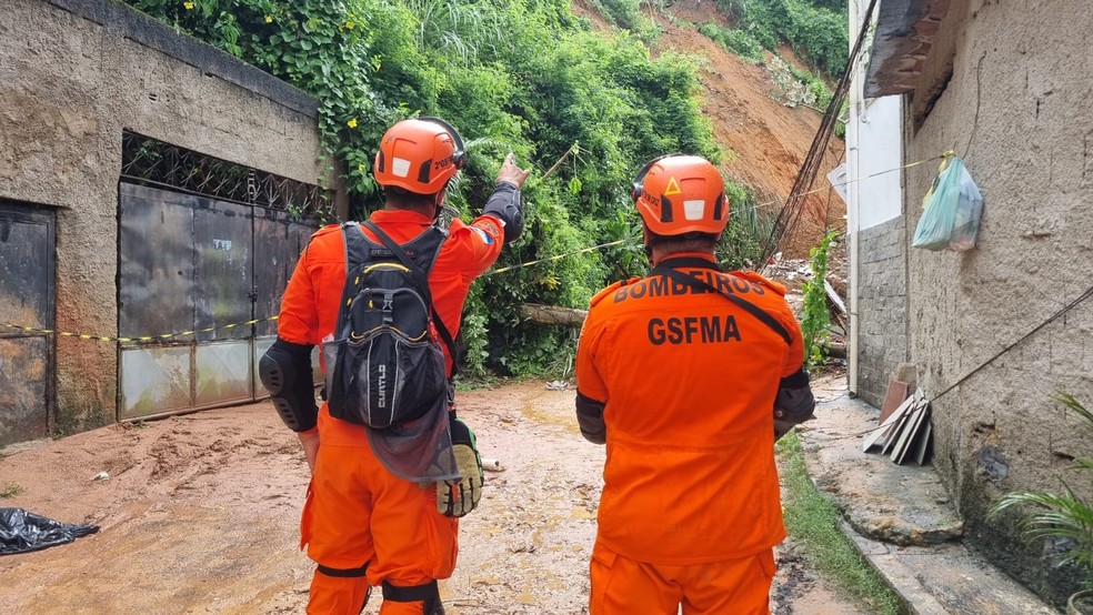 Bombeiros no resgate do corpo de homem soterrado em Ricardo de Albuquerque — Foto: Divulgação/Corpo de Bombeiros