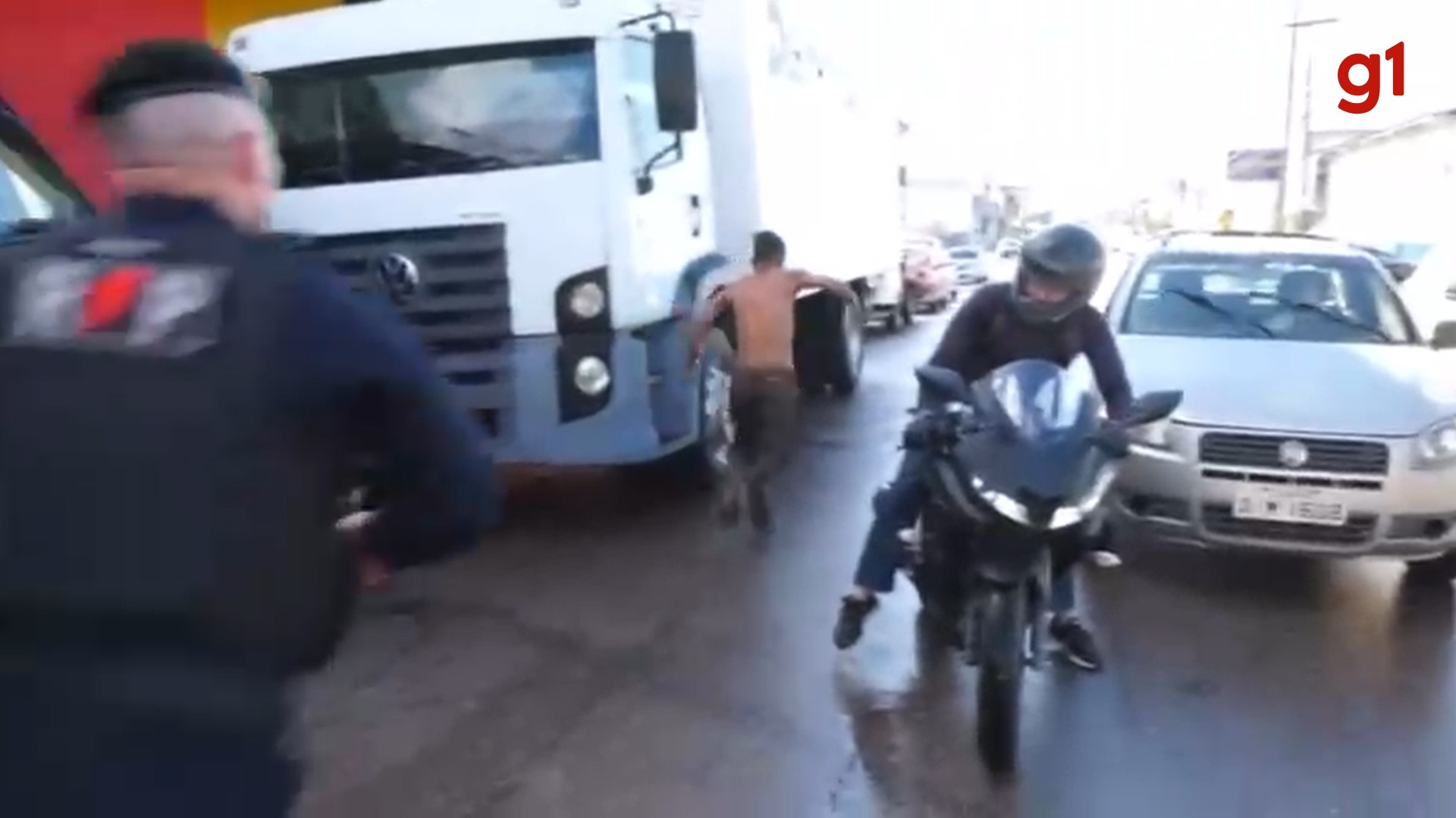 VÍDEO: Suspeito de homicídio quebra algema e tenta fugir do camburão da viatura após ser preso em Porto Velho