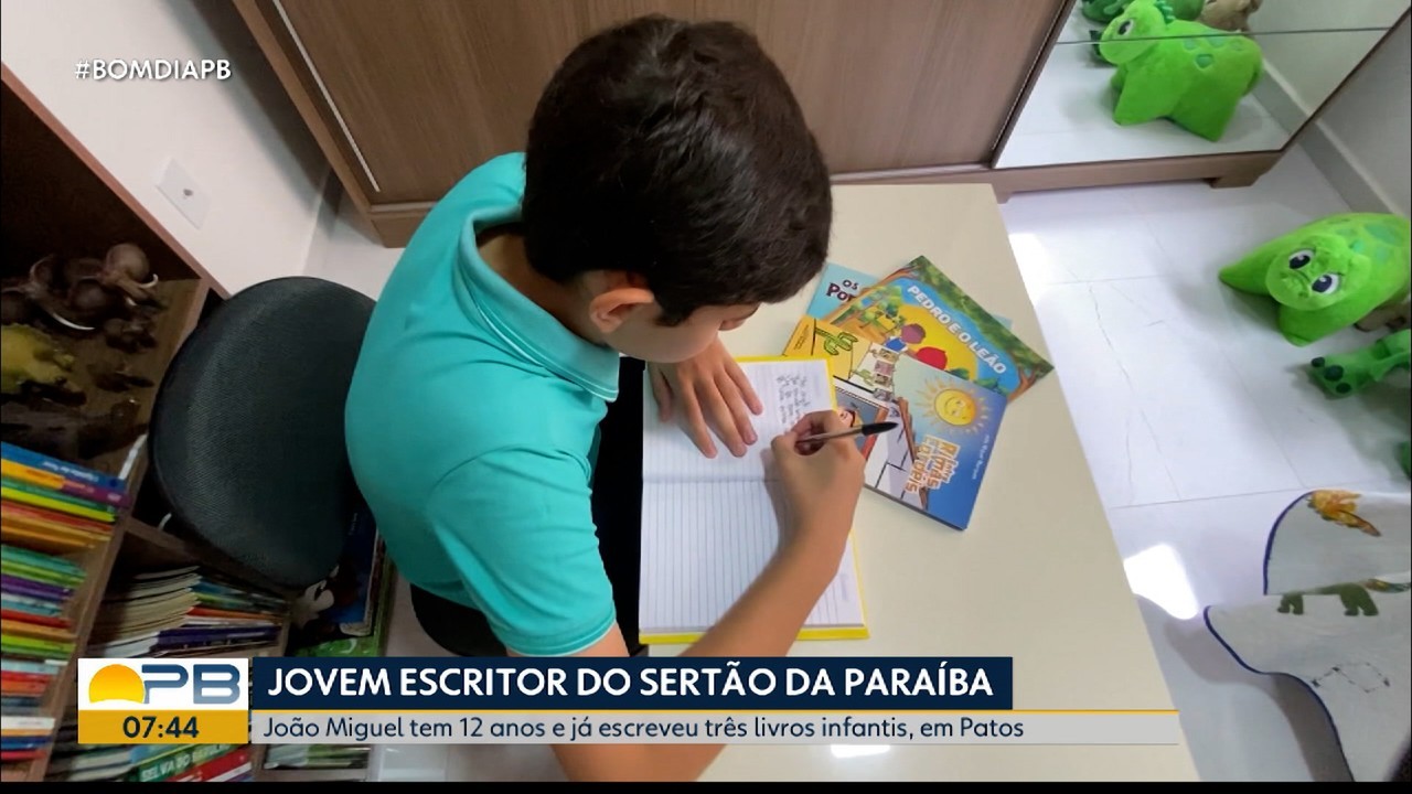 Menino de 12 anos escreve livros infantis e fala sobre amor pela leitura :  Leio desde a barriga da minha mãe  