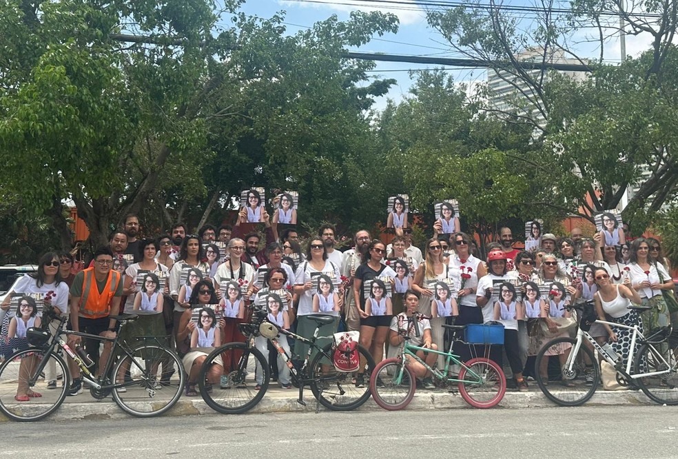 Parentes e amigos se concentram em frente ao fórum onde acontece júri do motorista que atropelou e matou Marina Harkot — Foto: Kleber Tomaz/g1