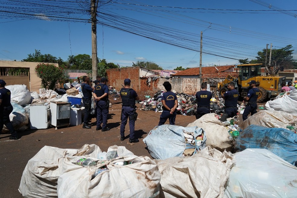 Operação retira 30 toneladas de lixo acumulado por casal em Araçatuba (SP) — Foto: Prefeitura de Araçatuba/Divulgação