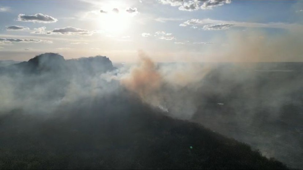 Incêndio florestal já dura 4 dias na Serra do Cuó, em Campo Grande — Foto: Foto: Reprodução/Erícson Alexandre