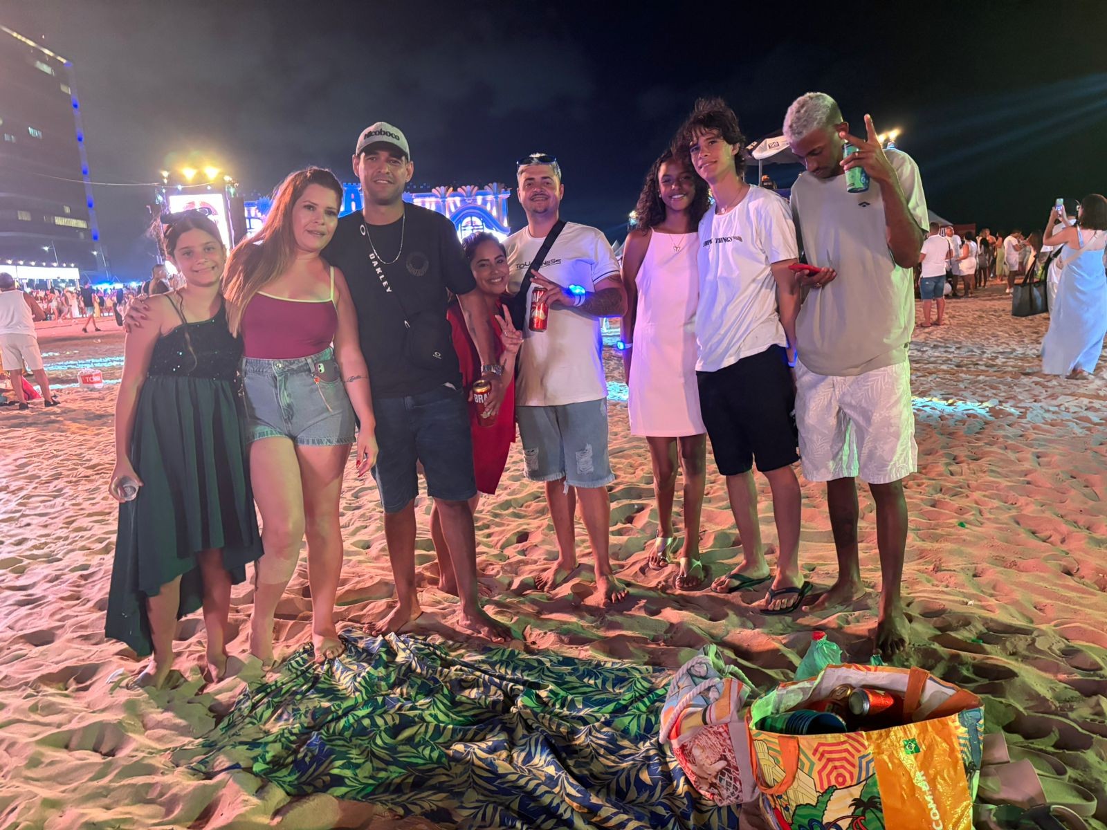 Com ‘mesa posta’ na praia, famílias e amigos aguardam virada do ano na orla do Recife