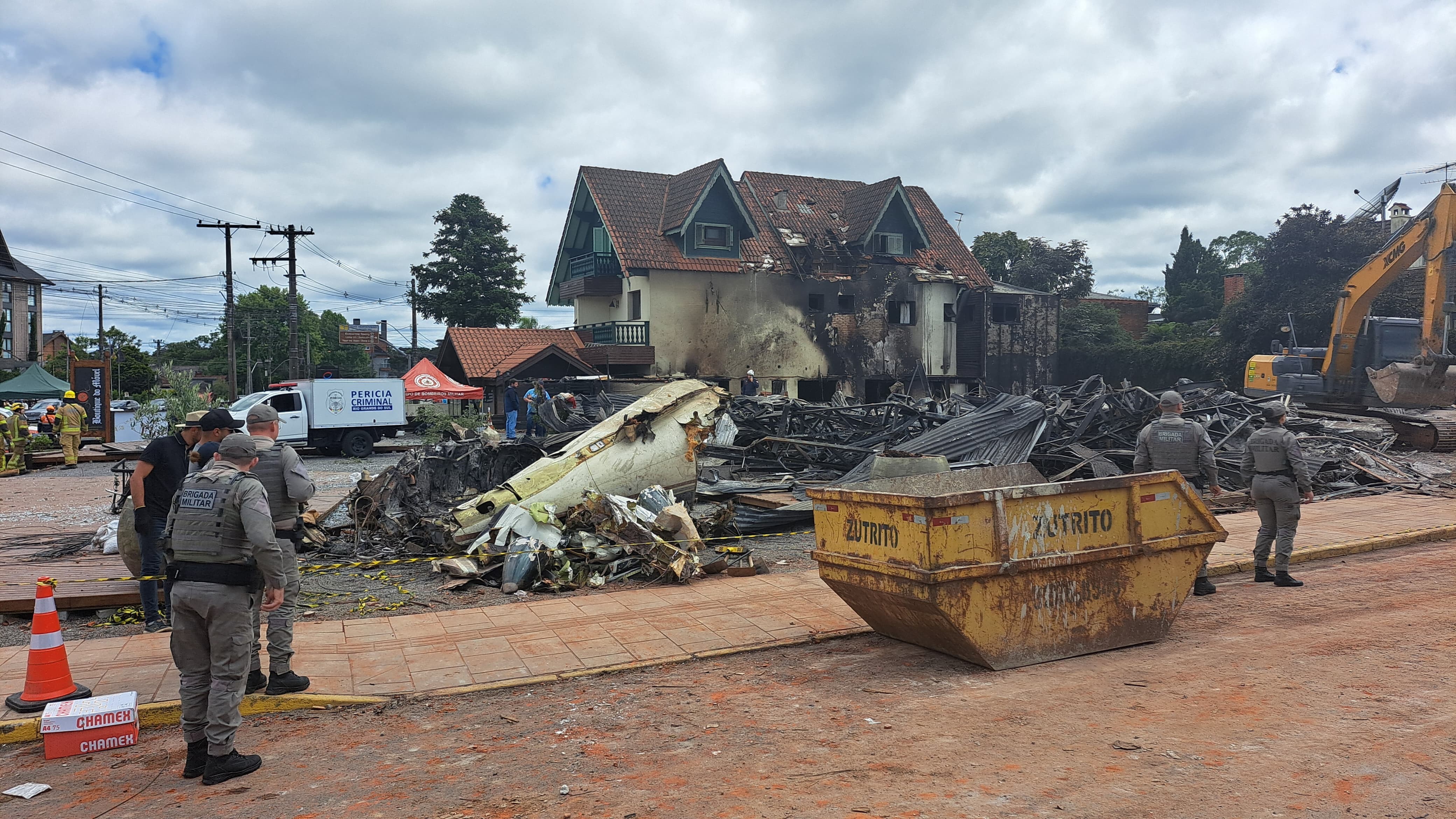 Perícia vai usar DNA de familiares para tentar identificar 10 mortos após queda de avião em Gramado