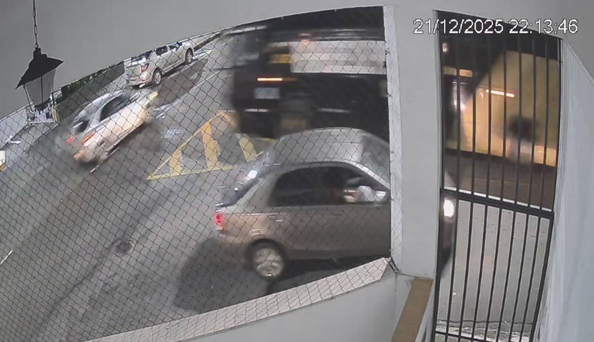 Vídeo mostra ônibus desgovernado atingindo carros e invadindo supermercado em Juiz de Fora