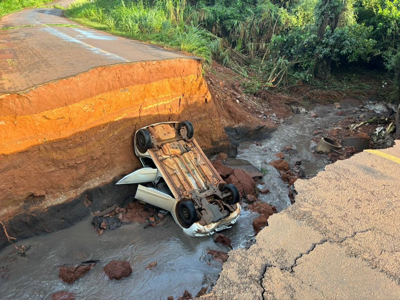 VÍDEO: Carro cai em cratera após asfalto ceder, em Cafelândia