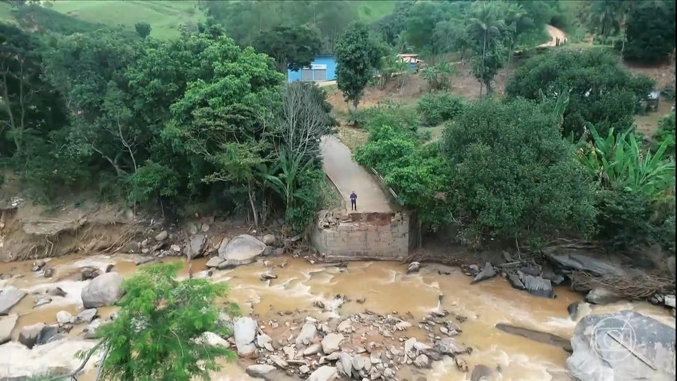Ponte sobre o Rio Muqui do Sul, em Mimoso do Sul, foi levada pela água da chuva, em março de 2024. Espírito Santo. — Foto: TV Gazeta