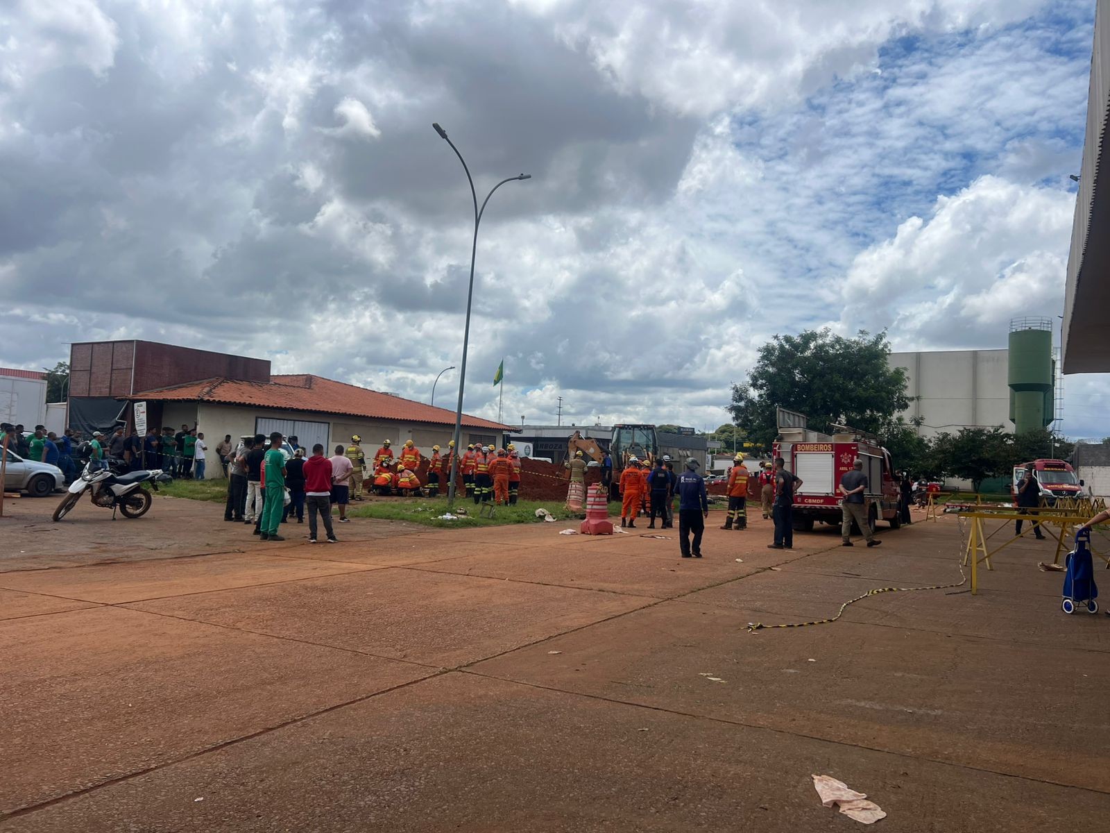 Estrutura de obra cai e soterra trabalhadores no Ceasa, no DF