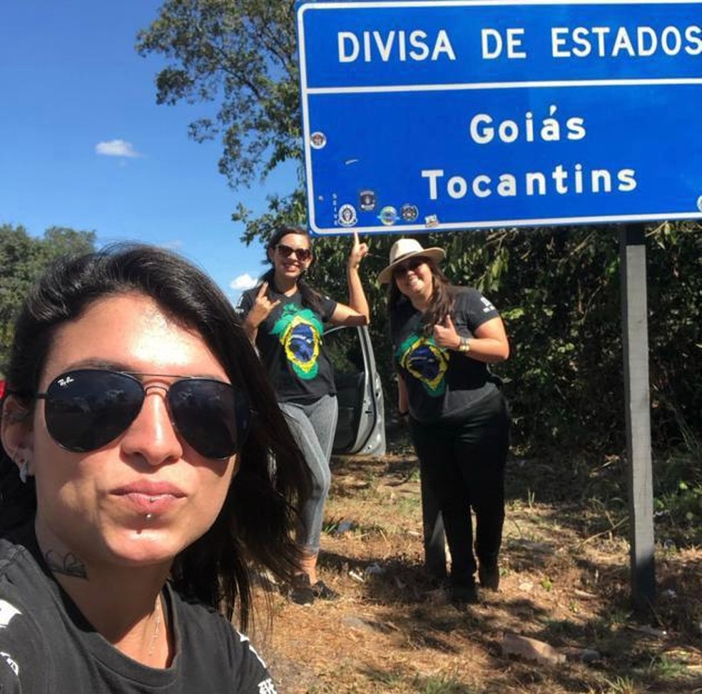 Luana, Leilane e Hosana tiraram foto durante viagem, na divisa entre os estados de Tocantins e Gois  Foto: Reproduo/Instagram