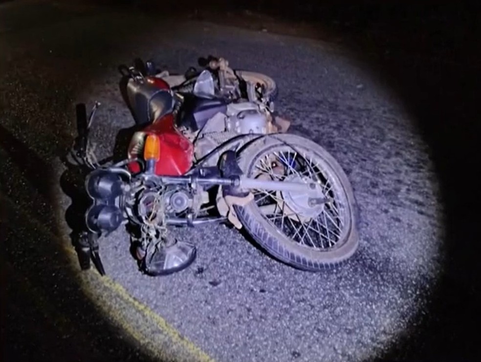 Homem morre após motocicleta bater no fundo de carreta na Bahia — Foto: Polícia Militar da Bahia