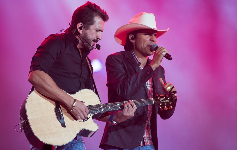 Jads e Jadson cantam Jeito Carinhoso e levantam o público em Barretos 2018 — Foto: Érico Andrade/G1