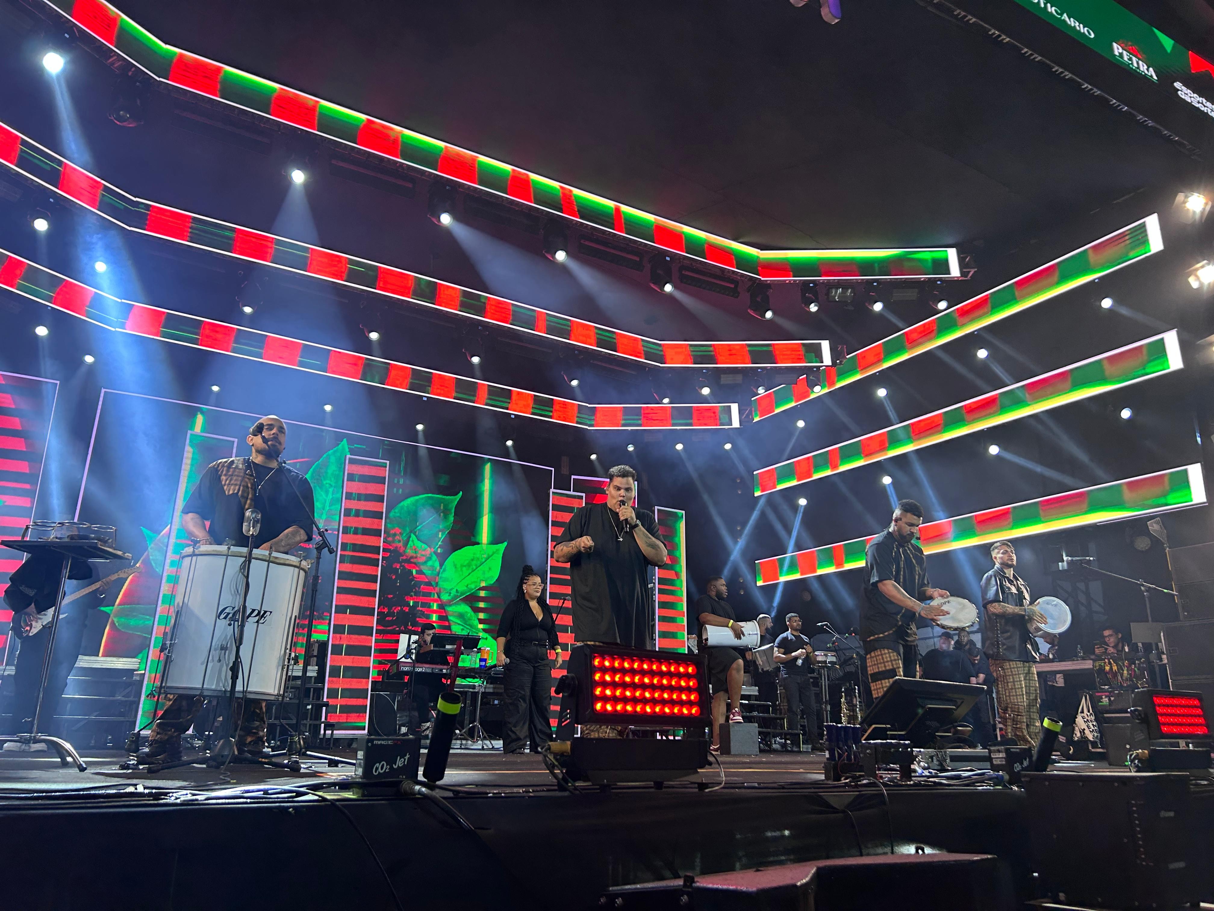 Menos é Mais e público viram uma só voz em apresentação de pagode da Festa Junina de Votorantim 