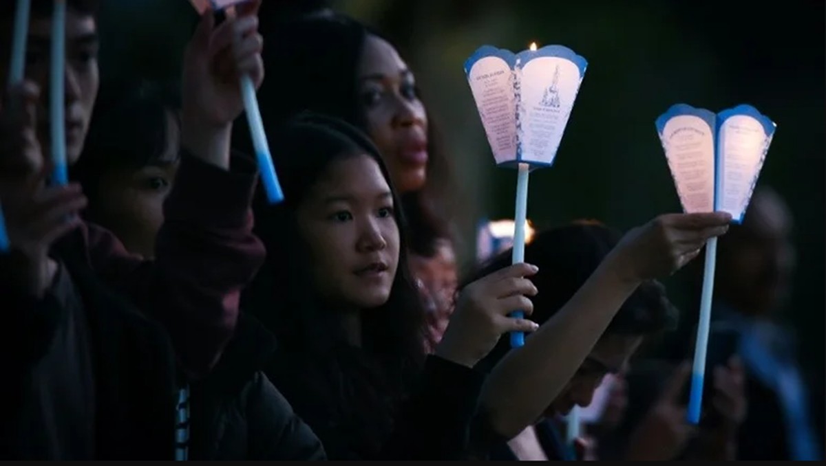 É #FAKE que vídeo de multidão cristã na França mostre protesto contra a 'islamização'; trata-se de uma festa católica em 2022