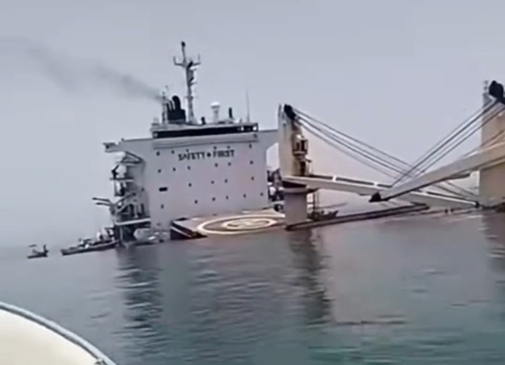 Embarcação afundou após colisão em região próxima ao Estreito de Ormuz — Foto: Fars