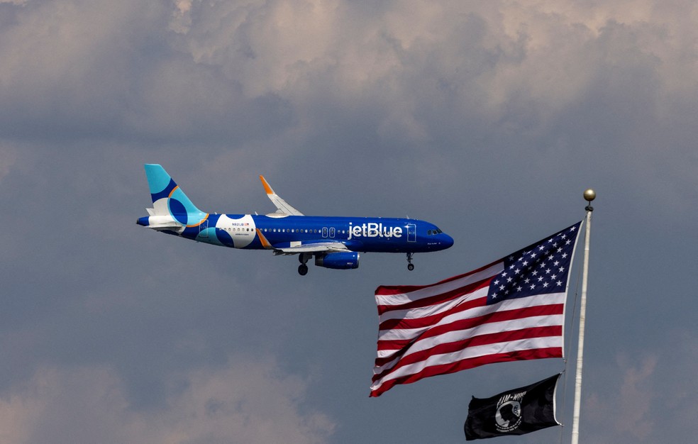 Aeronave da JetBlue pousa no aeroporto de Dulles, em Washington, nos EUA, em agosto de 2024 &mdash; Foto: REUTERS/Umit Bektas/Arquivo