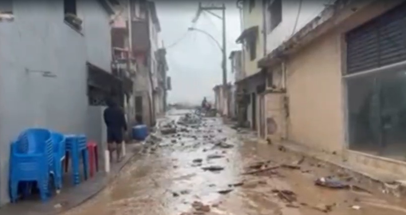 Ressaca provoca avanço do mar e assusta moradores da Fronteira, em Macaé, no RJ