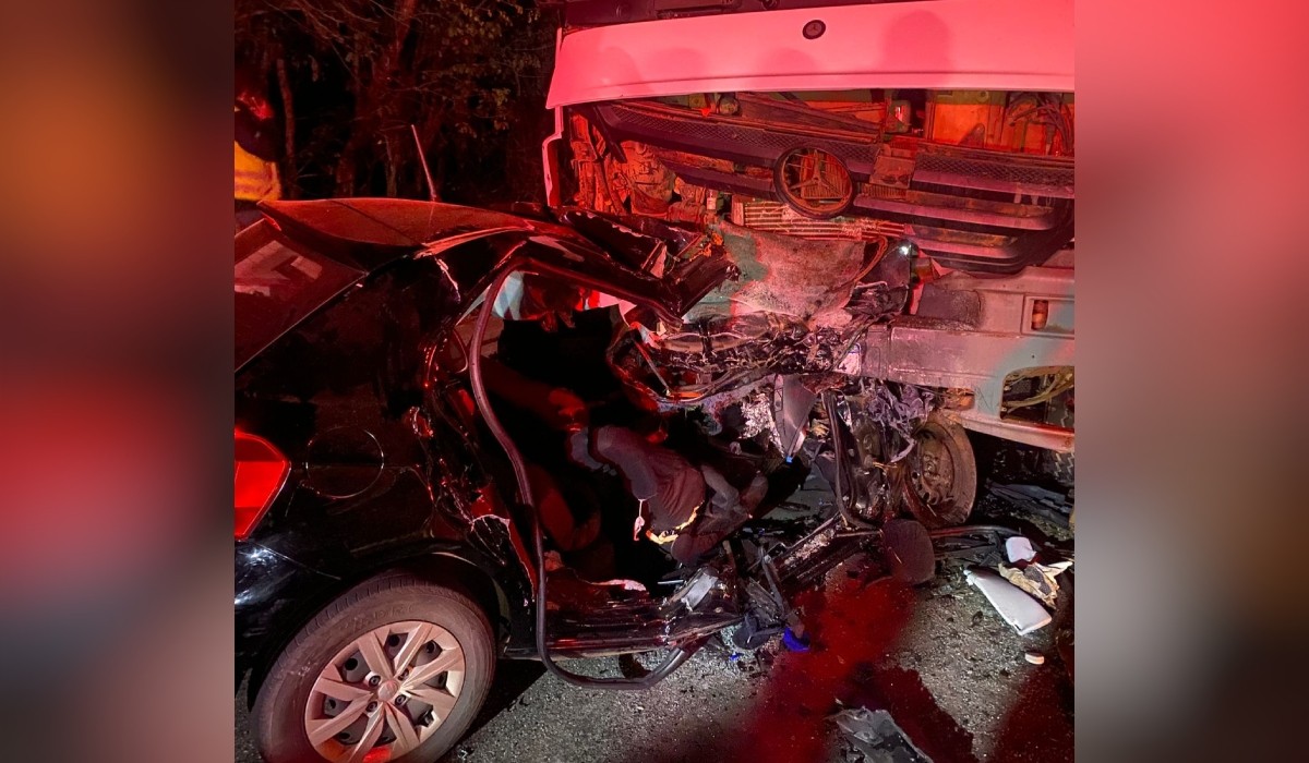 Suspeitos de esfaquear motorista de app morrem ao bater carro de frente com caminhão durante fuga em Tatuí