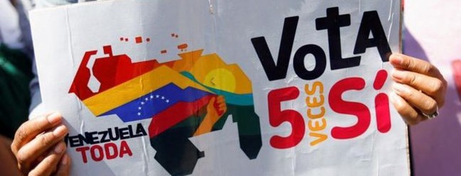 Cartaz de campanha para o referendo sobre a região de Essequibo convocada pela Venezuela. Votação será no domingo (3/12) — Foto: Reuters