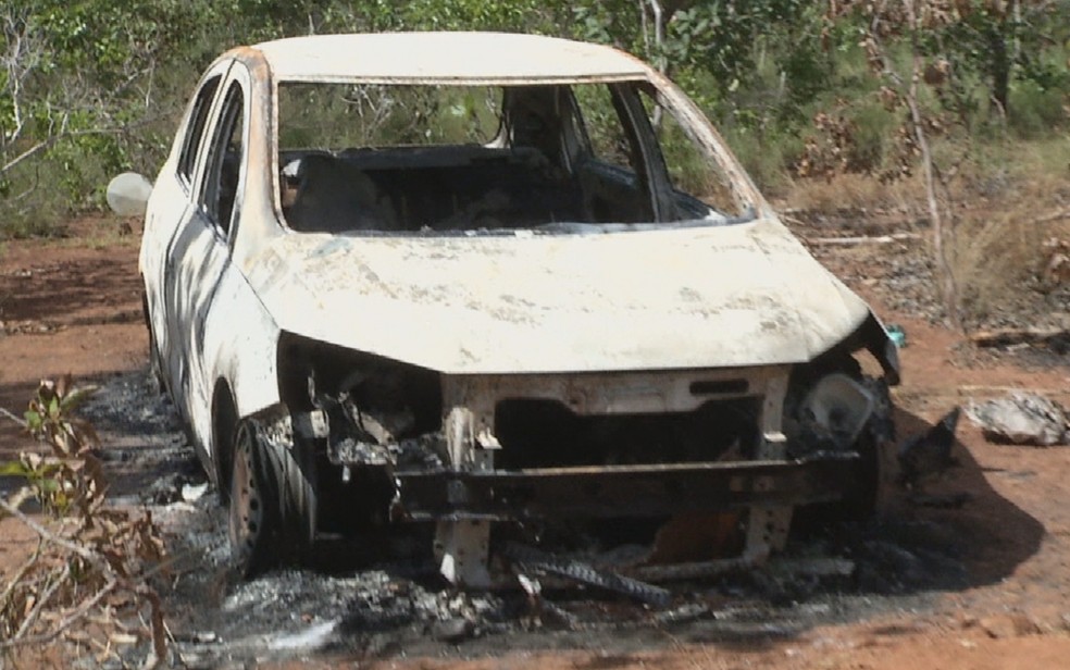 Carro incendiado encontrado próximo onde corpos de desaparecidos foram encontrados, em Porangatu — Foto: Reprodução/TV Anhanguera