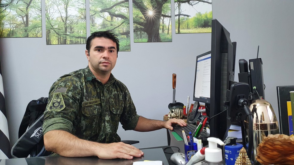 Capitão Júlio César Cacciari de Moura dedica rotina à proteção dos animais, tanto nas ações em campo quanto por meio das redes sociais — Foto: Stephanie Fonseca/g1