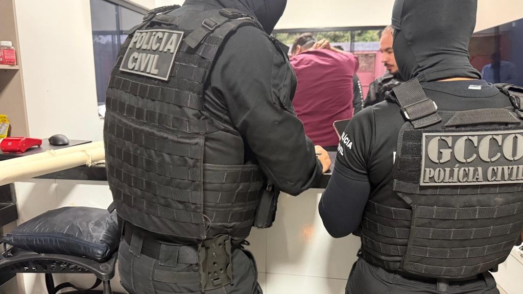 Operação contra facção prende 16 pessoas suspeitas de movimentar R$ 100 milhões com tráfico de drogas e lavagem de dinheiro em MT e mais 2 estados