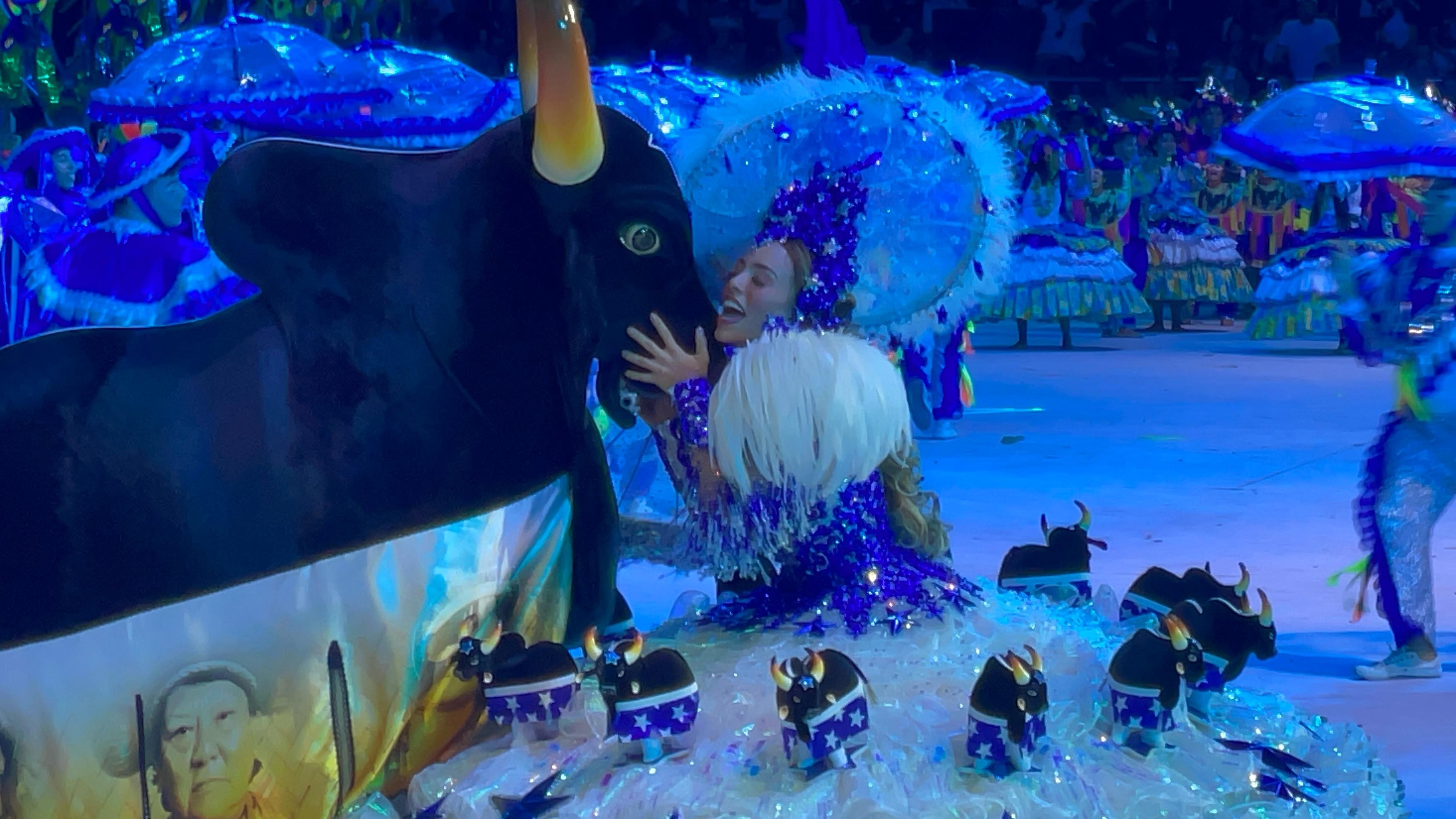 Valentina Cid baila com o Caprichoso e brilha na primeira noite do Festival de Parintins 2025