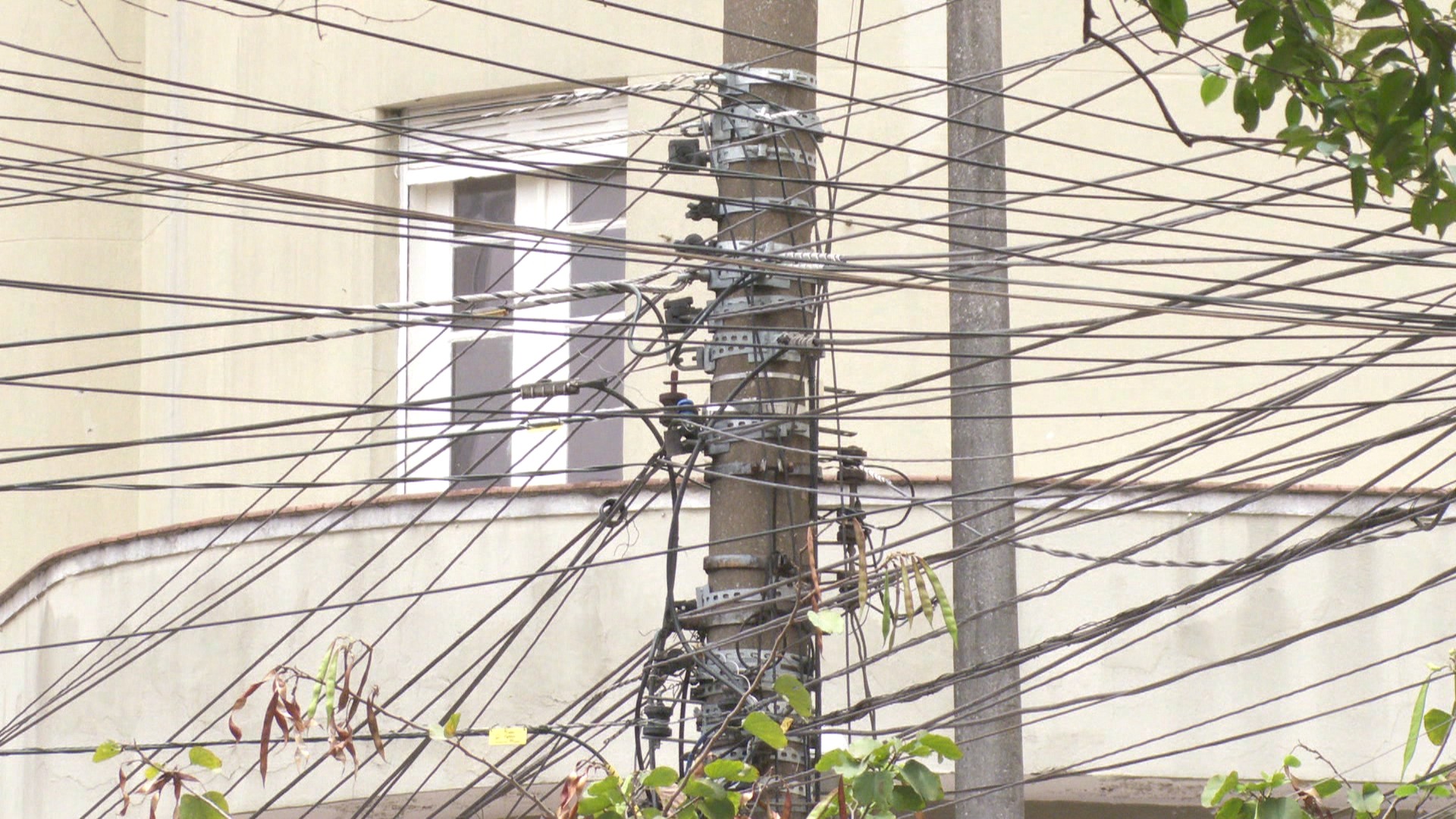 Multas por fios soltos e irregularidades em postes triplicam na cidade de SP