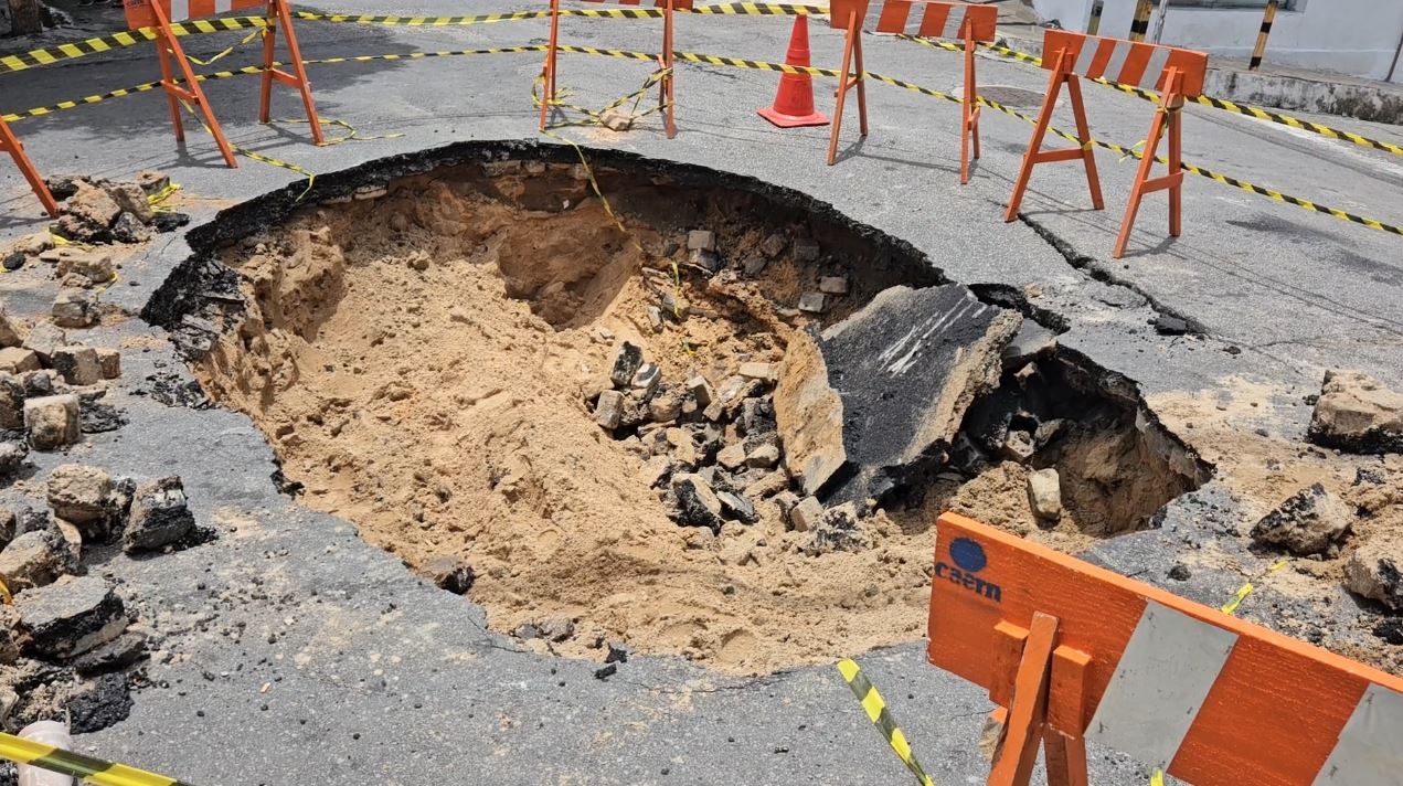 Cratera se abre em rua na Zona Leste de Natal; duas linhas de ônibus mudam rota