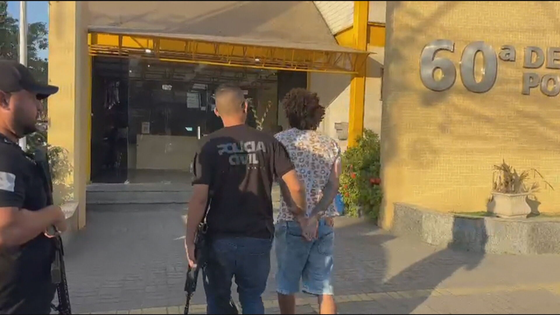 Homem é preso por matar capivara a chutes em Duque de Caxias; Vídeo 