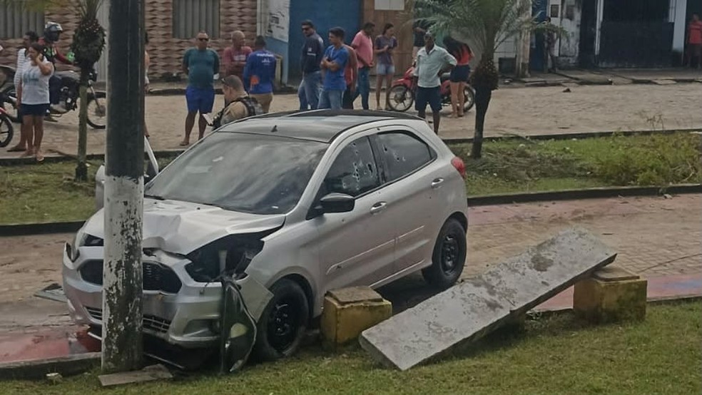 Após ser atingido por tiros, vítima perdeu o controle e bateu carro em poste — Foto: Flávio Fernandes/TV Cabo Branco