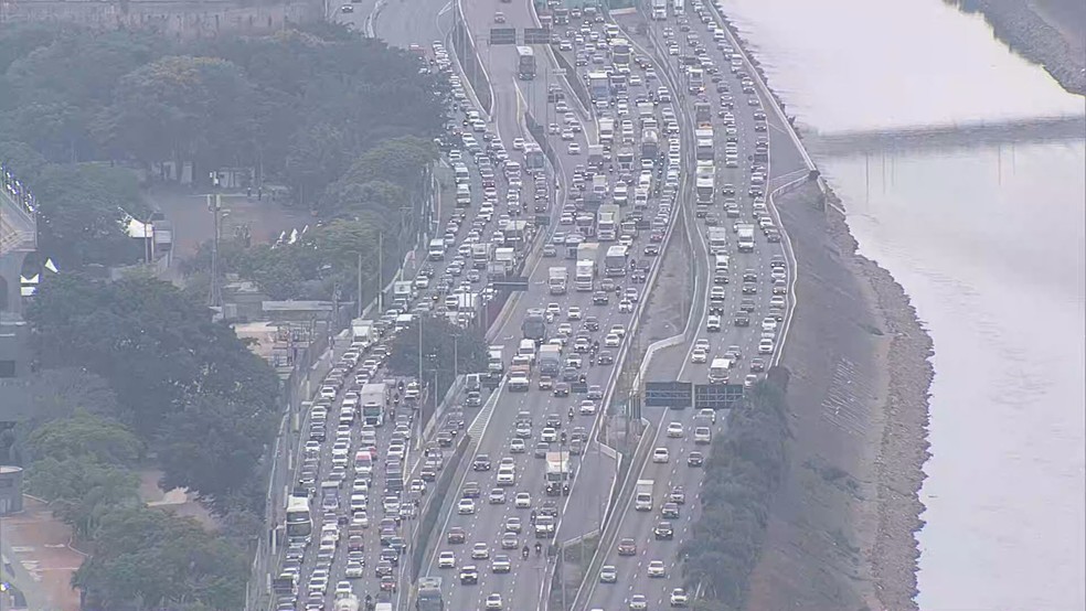 Trânsito represado na Marginal do Tietê, no sentido Castello Branco, em razão do acidente na altura da Ponte do Limão. — Foto: Reprodução/TV Globo
