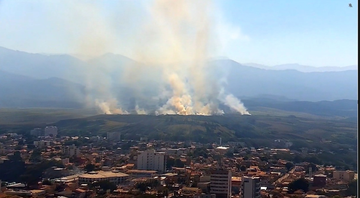 Incêndio atinge área de vegetação da Academia Militar da Agulhas Negras, em Resende 