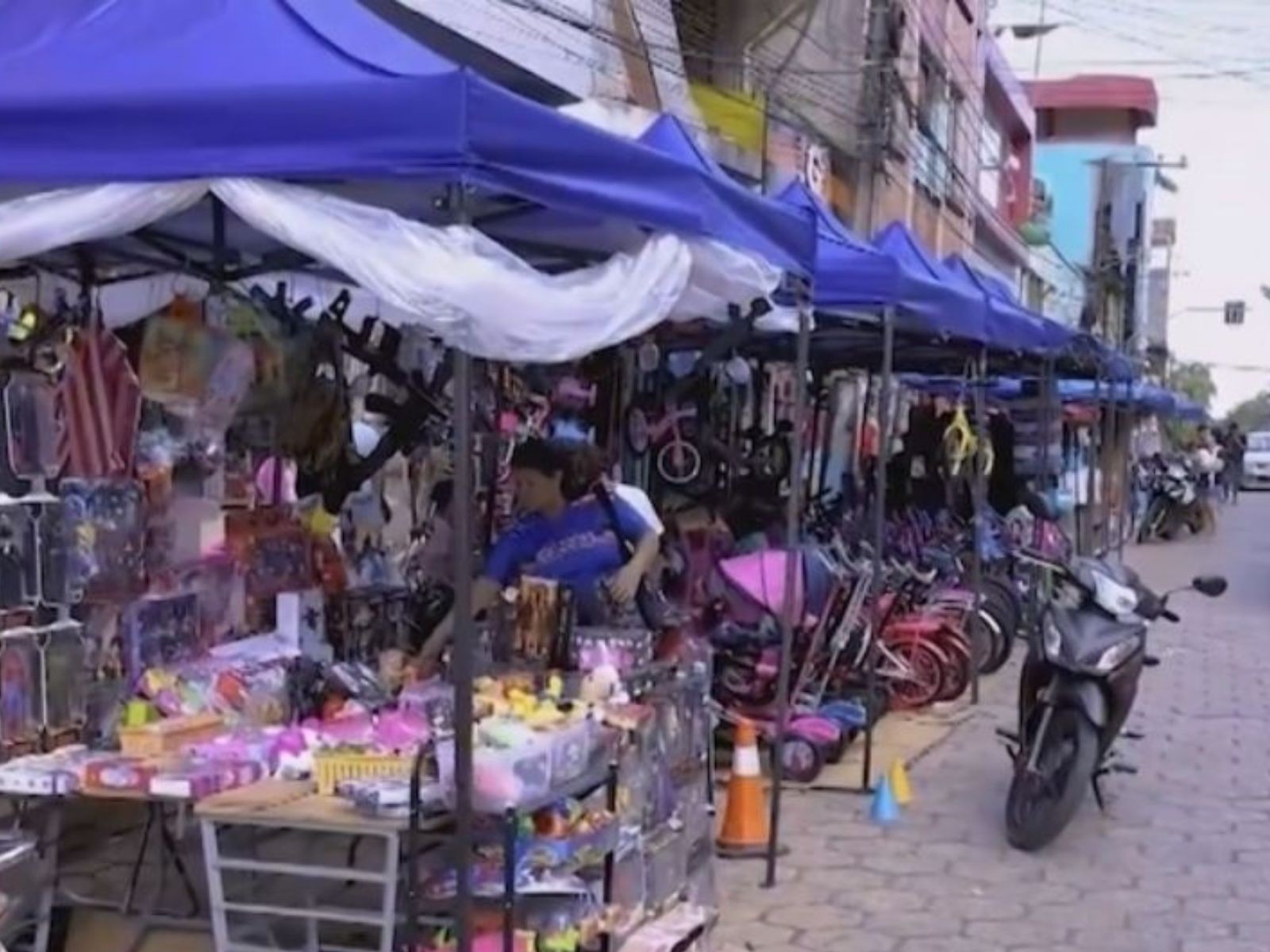 Acreanos cruzam fronteira e lotam comércio de Cobija em busca de presentes: 'Dar uma pesquisada'