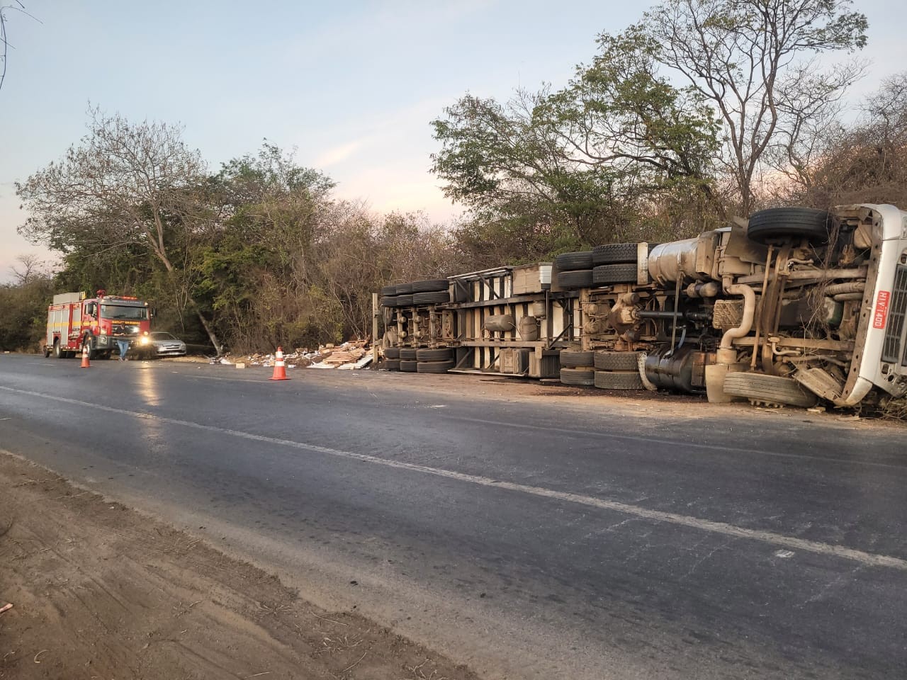 Carreta carregada com leite e derivados tomba na BR-251, em Francisco Sá